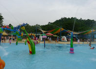 Campo da giuoco variopinto all'aperto del parco dell'acqua dei bambini con l'attrezzatura di spettacolo dello spruzzo della vetroresina