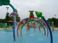 I bambini del cerchio dell'arcobaleno del parco dello spruzzo d'acqua innaffiano il parco variopinto della spruzzata dell'acqua del campo da giuoco