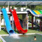 Scivoli della piscina del parco dell&amp;#39;acqua, barilotto della vetroresina e scorrevoli di slittino