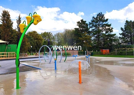 I bambini della vetroresina innaffiano il campo da giuoco per i giocattoli della spruzzata innaffiano l'attrezzatura del parco